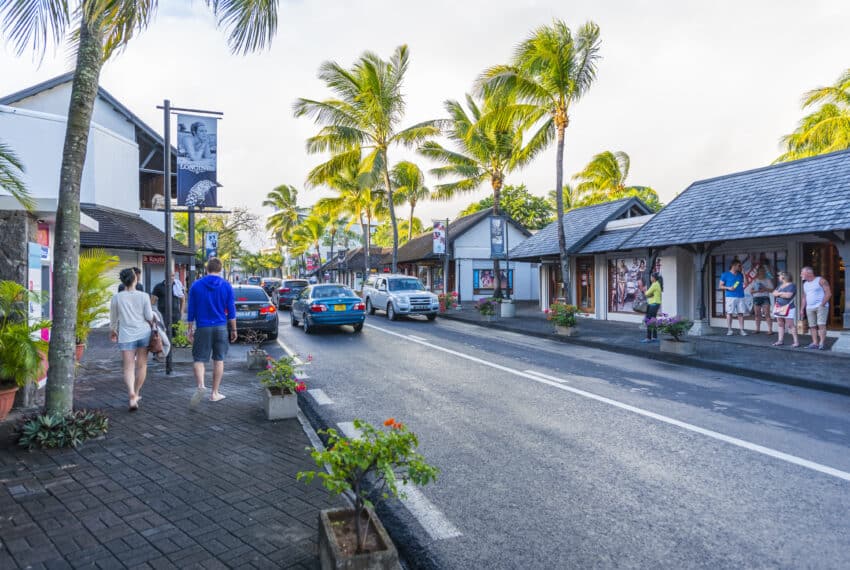 Grand,Baie,Town,,Mauritius,-,June,2016:,Tourists,Walking,In