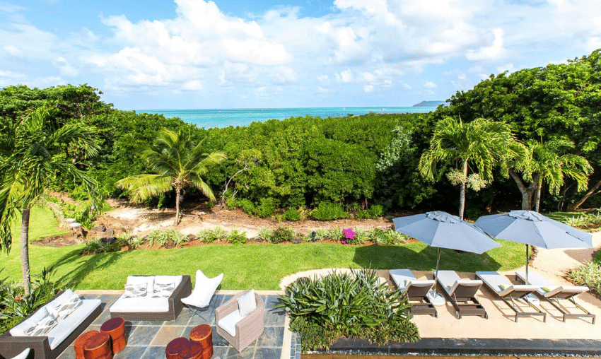 Vue sur le jardin et la mer à partir de la villa